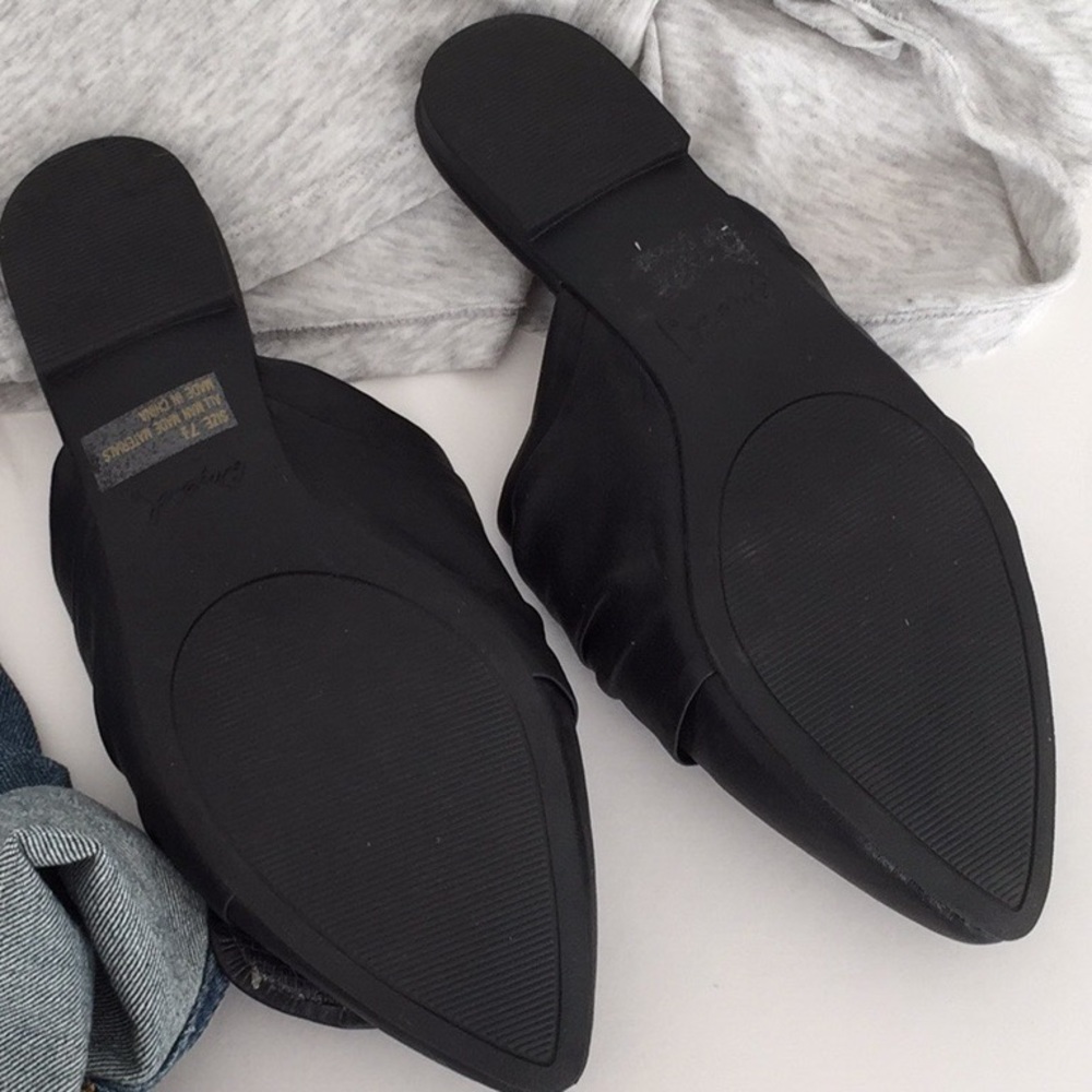 💫HP NWOT Black leather Qupid slip ons size7.5 - Picture 3 of 5